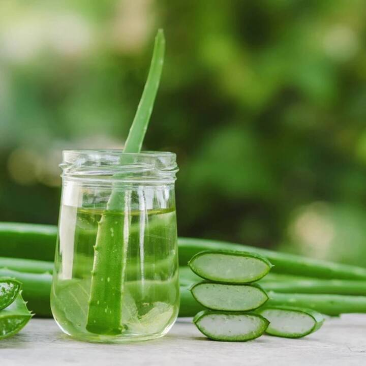 ਐਲੋਵੇਰਾ ਦੇ ਪੱਤੇ ਨੂੰ ਧੋ ਕੇ ਇਸ ਦਾ ਜੈੱਲ ਕੱਢ ਲਓ। ਹੁਣ ਇਸ ਵਿਚ ਵਿਟਾਮਿਨ ਈ ਕੈਪਸੂਲ ਮਿਲਾਓ। ਇਨ੍ਹਾਂ ਦੋਹਾਂ ਚੀਜ਼ਾਂ ਨੂੰ ਇਕ ਕਟੋਰੀ 'ਚ ਮਿਲਾ ਲਓ। ਹੁਣ ਇਸ ਨੂੰ ਆਪਣੇ ਚਿਹਰੇ 'ਤੇ ਲਗਾਓ। ਲਗਭਗ 20 ਤੋਂ 30 ਮਿੰਟ ਬਾਅਦ ਆਪਣਾ ਚਿਹਰਾ ਧੋ ਲਓ। ਜੇ ਤੁਸੀਂ ਚਾਹੋ, ਤਾਂ ਤੁਸੀਂ ਇਸ ਨੂੰ ਰਾਤੋ ਰਾਤ ਛੱਡ ਸਕਦੇ ਹੋ।