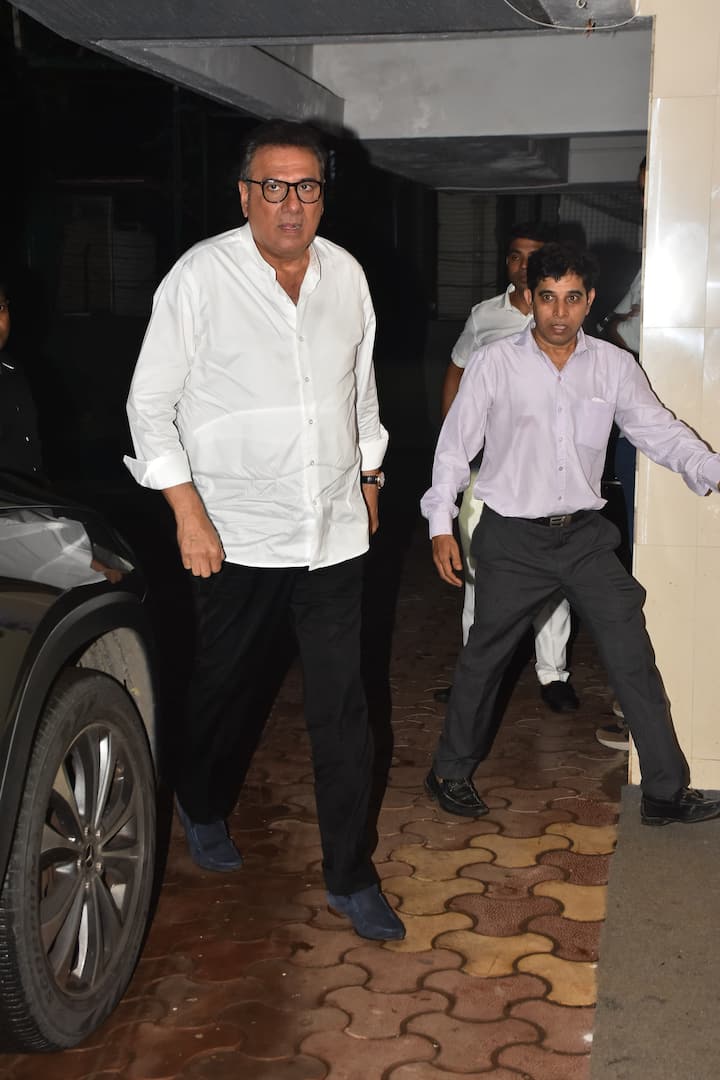 बोमन ईरानी- जाने-माने एक्टर बोमन ईरानी भी फराह खान की मां के निधन पर शोक जताने डायरेक्टर के घर पहुंचे थे.