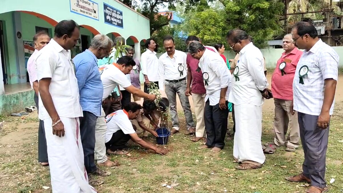 அப்துல் கலாமின் நினைவு தினம் - அழிந்து வரும் அரியவகை மரக்கன்றுகளை மாணவர்களுக்கு வழங்கிய தொண்டு நிறுவனம்