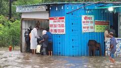 भोपाल: भारी बारिश में भी खुद को नहीं रोक पाए शराब के शौकीन, जलभराव के बीच पहुंच रहे दुकान