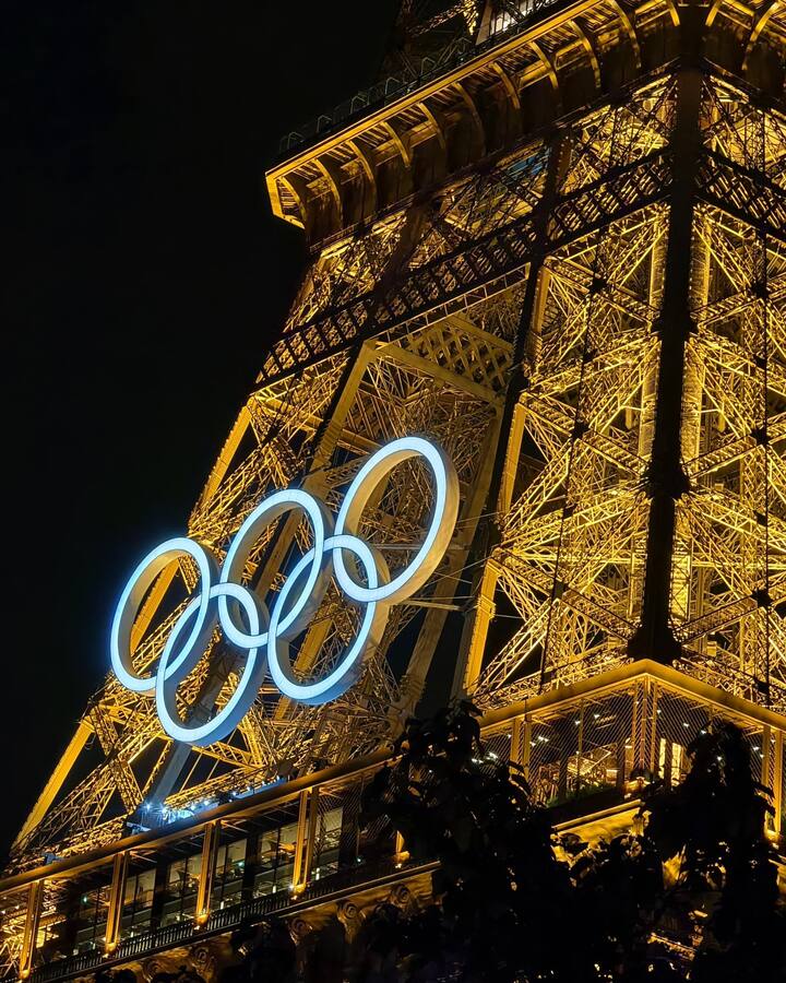 पेरिस में चल रहे ओलंपिक 2024 की ओपनिंग सेरेमनी बहुत ही भव्य तरीके से हुई. ओपनिंग सेरेमनी 26 जुलाई, शुक्रवार को हुई थी.