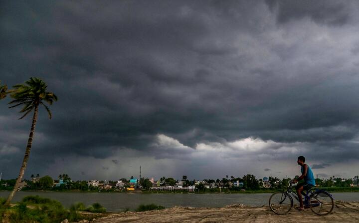বঙ্গোপসাগরে নিম্নচাপ শক্তি বাড়িয়ে সুস্পষ্ট নিম্নচাপে পরিণত। গাঙ্গেয় পশ্চিমবঙ্গ ও উত্তর-পশ্চিম বঙ্গোপসাগরের উপর এই নিম্নচাপ রয়েছে। এটি আগামী ২৪ ঘন্টায় নিম্নচাপ গাঙ্গেয় পশ্চিমবঙ্গ থেকে সরে যাবার সম্ভাবনা। ছবি সূত্র- পিটিআই