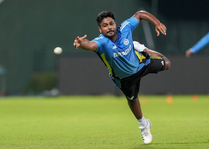 भारताकडून तिसऱ्या स्थानावर फलंदाजीला रिषभ पंत मैदानात उतरेल. रिषभ पंत आणि संजू सॅमसन या दोघांमध्ये कुणाला संधी मिळणार याकडे सर्वांचं लक्ष लागलंय. रिषभ पंतचं पारडं सध्या तरी वरचढ असल्याचं दिसून येतं. यामुळं संजूला संघाबाहेर जावं लागू शकतं.