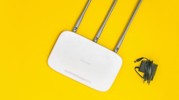 Wi-Fi Security Tips: বাড়ির ওয়াই-ফাই সুরক্ষিত রাখতে চাইলে রাউটার রাখতে হবে বাড়ির মাঝামাঝি কোনও জায়গায়। ফায়ারওয়াল এবং এনক্রিপশন পদ্ধতিতে ওয়াই-ফাই রাউটার সুরক্ষিত রাখতে হবে।