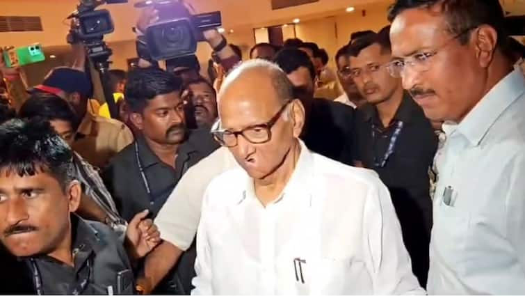 Sharad Pawar clarifies stand on Maratha reservation, protesters reach outside Rama Hotel, police force beefed up Marathi News शरद पवारांनी मराठा आरक्षणाबाबत भूमिका स्पष्ट करण्याची मागणी, आंदोलक रामा हॉटेलबाहेर पोहोचले, पोलीस बंदोबस्त वाढवला