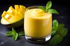 Mango Lassi: घर पर बनाएं टेस्टी मैंगो लस्सी, एक बार पीने के बाद बार-बार पीने का करेगा मन