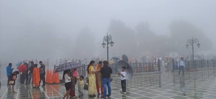 शिमला में हुई बारिश के बाद तापमान में भी हल्की गिरावट आई है और मौसम भी सुहावना हुआ है. लोग धुंध के मौसम का शिमला में खूब मजा उठाते हुए नजर आ रहे हैं.
