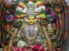 ஆடி இரண்டாவது வெள்ளி; கரூர் வேம்பு மாரியம்மன் ஆலயம் முழுவதும் ஒரு லட்சம் வளையகளால் விழாக் கோலம்