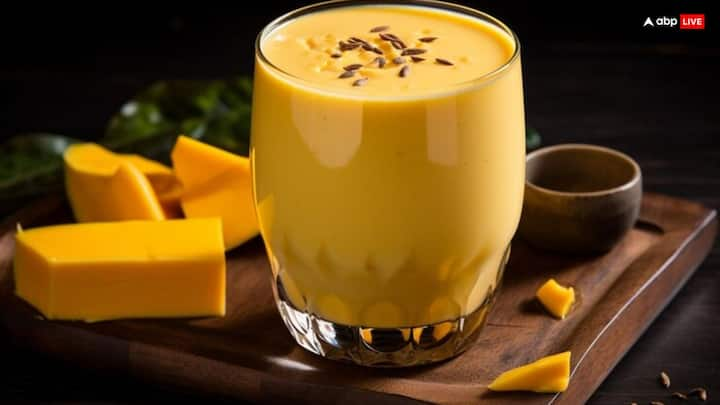 Mango Lassi: अक्सर लोगों का कुछ मीठा और टेस्टी खाने का मन करता है. ऐसे में अगर आपका मन भी मीठा खाने का कर रहा है, तो आप घर पर मैंगो लस्सी बना सकते हैं.