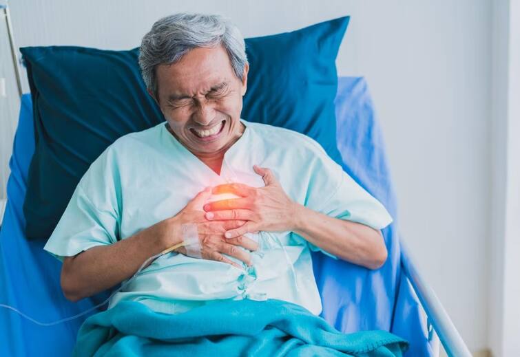 heart attack warning signs face tips Heart Attack Sign: ચહેરાનો રંગ બદલાઈ રહ્યો છે કે સોજો આવી રહ્યો છે... તરત જ સાવધાન થઈ જાવ, હાર્ટ એટેક આવી શકે છે!