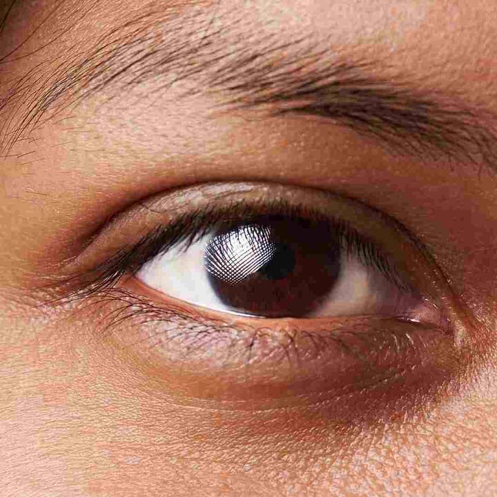 ਹਾਲ ਹੀ ਵਿੱਚ ਅਦਾਕਾਰਾ ਜੈਸਮੀਨ ਭਸੀਨ ਦਿੱਲੀ ਵਿੱਚ ਇੱਕ ਇਵੈਂਟ ਵਿੱਚ ਗਈ ਸੀ। ਇੱਥੇ ਉਸ ਨੇ ਕਾਂਟੈਕਟ ਲੈਂਸ ਪਹਿਨੇ ਸਨ। ਉਸ ਦੀਆਂ ਅੱਖਾਂ ਵਿੱਚ ਦਰਦ ਦੀ ਸ਼ਿਕਾਇਤ ਕਰਨ ਤੋਂ ਬਾਅਦ, ਉਸ ਨੂੰ ਹਸਪਤਾਲ ਲਿਜਾਇਆ ਗਿਆ। ਆਓ ਜਾਣਦੇ ਹਾਂ ਕਾਂਟੈਕਟ ਲੈਂਸ ਪਾਉਣ ਤੋਂ ਪਹਿਲਾਂ ਕਿਹੜੀਆਂ ਗੱਲਾਂ ਦਾ ਧਿਆਨ ਰੱਖਣਾ ਚਾਹੀਦਾ ਹੈ। ਇਸ ਨਾਲ ਅੱਖਾਂ ਨੂੰ ਕੋਈ ਨੁਕਸਾਨ ਨਹੀਂ ਹੋਵੇਗਾ।