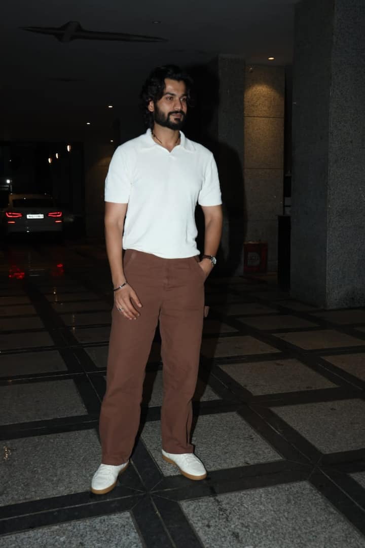 सनी कौशल भी दिनेश विजान की बर्थडे पार्टी में शामिल हुए. सनी इस दौरान व्हाइट कलर की टीशर्ट और ब्राउन पैंट में डैशिंग लग रहे थे.