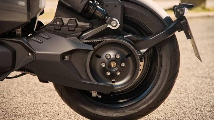 इस स्कूटर के और भी डिजाइन की बात करें, तो इस ईवी में एलईडी लाइट्स, फ्लोटिंग सीट्स और 15-इंच के पहिए लगे हैं.