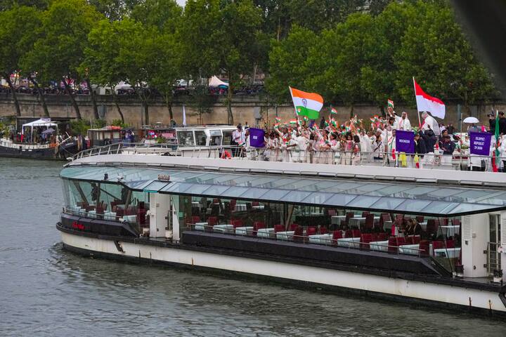 यह ओलंपिक के इतिहास की ऐसी ओपनिंग सेरेमनी थी, जो किसी मैदान में नहीं बल्कि बाहर हुई. यह उद्घाटन समाहोर सीन नदी पर हुआ.