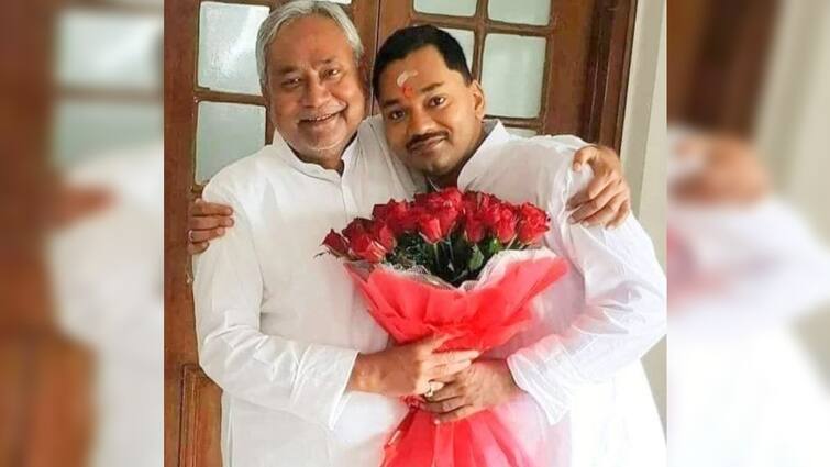 CM Nitish Kumar son Nishant Kumar Statement on Hare Ram Hare Krishna bhajan and Bihar politics VIDEO: आध्यात्मिक पथ पर चल रहे हैं सीएम नीतीश के बेटे, स्पीकर खरीदने आए निशांत ने क्या कहा?