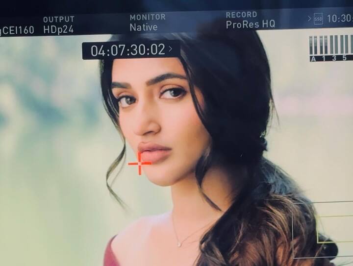 ప్రస్తుతం షూటింగ్ లో బిజీగా ఉన్న శ్రీలీల..ఏ సినిమా షూటింగ్ లో ఉన్నానో చెప్పుకోండి చూద్దాం అంటూ పిక్స్ షేర్ చేసింది. అది నితిన్ రాబిన్ హుడ్ మూవీ అంటున్నారంతా...