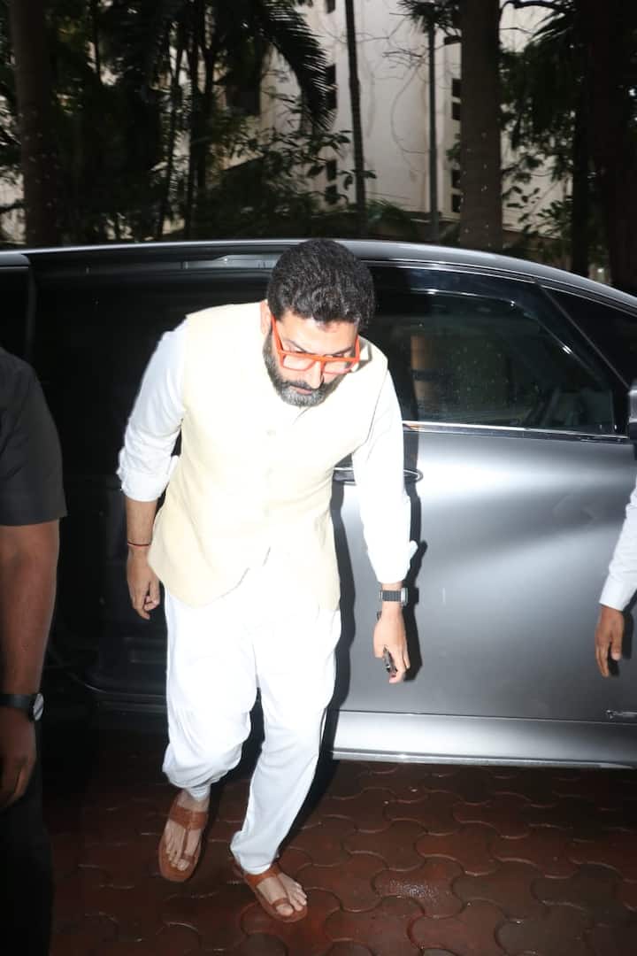 बहन और भांजे संग पहुंचे अभिषेक बच्चन- अभिषेक बच्चन भी फराह खान के घर पर उन्हें सांत्वना देने पहुंचे थे. उनके साथ उनकी बहन श्वेता और भांजे अगस्त्य नंदा भी मौजदू थे.