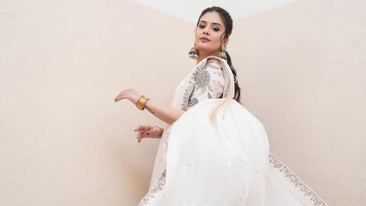 Sreemukhi: స్మాల్ స్క్రీన్ పై  స్టార్ యాంకర్ గా దూసుకెెళుతోంది శ్రీముఖి. సోషల్ మీడియాలో యాక్టివ్ గా ఉండే రాములమ్మ లేటెస్ట్ గా షేర్ చేసిన ఫొటోస్ అదిరాయ్ అంటున్నారు నెటిజన్లు...