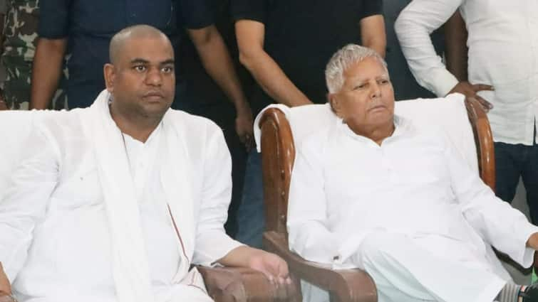 RJD Lalu Yadav reached Darbhanga regarding murder of VIP chief Mukesh Sahani father Jitan Sahani Lalu Yadav: लालू यादव पहुंचे दरभंगा, मुकेश सहनी को दी सांत्वना, हत्यारों को लेकर कहा- 'ऐसे लोगों को...'