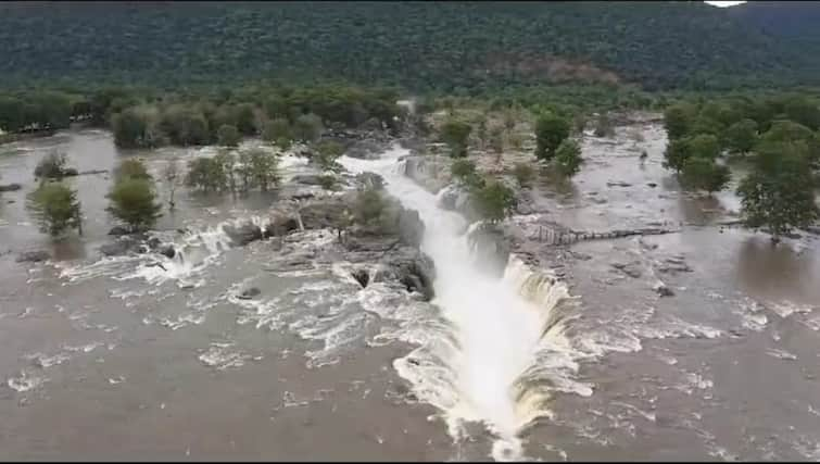 Cauvery Water level rise to 1.20 lakh cubic feet hogenakkal Flooding - TNN 1.20 இலட்சம் கன அடியாக நீர்வரத்து அதிகரிப்பு - ஒகேனக்கல்லில் பாறைகள் தெரியாத அளவிற்கு வெள்ளப்பெருக்கு!