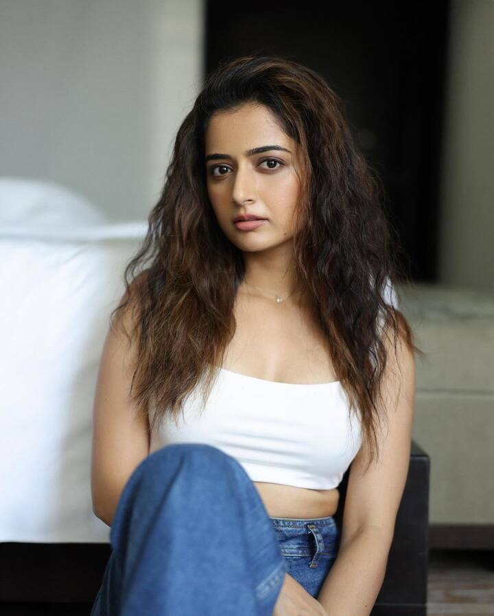 కాగా కన్నడ ఇండస్ట్రీకి చెందిన ఆషికా 'అమిగోస్' టాలీవుడ్ ఎంట్రీ ఇచ్చింది. ఆ తర్వాత 'నా సామిరంగ' సినిమాలో తన కట్టుబొట్టుతో ఆకట్టుకుంది.