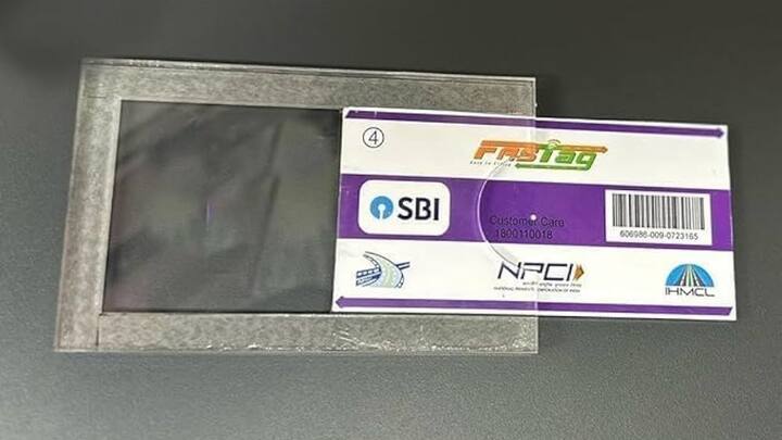 फास्टैग स्टीकर को गाड़ी पर लगाने के बाद लोग बड़ी आसानी के साथ टोल प्लाजा पर बिना लाइन में लगे टोल चुका देते हैं.