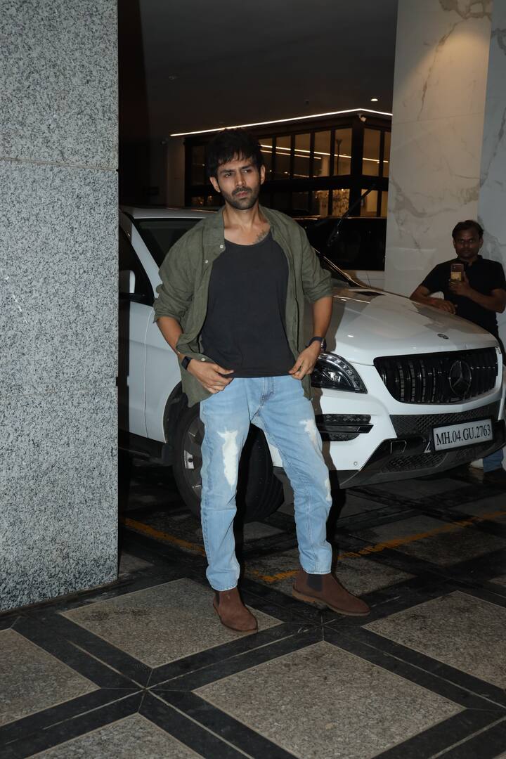 ’चंदू चैंपियन’ एक्टर कार्तिक आर्यन भी स्टाइलिश अंदाज में पार्टी में पहुंचे थे. कार्तिक ने ब्लैक टीशर्ट के साथ ओपन शर्ट पेयर की थी. साथ ही ब्लू डेनिम और ब्राउन शूज उन्हें काफी स्टाइलिश बना रहे थे.