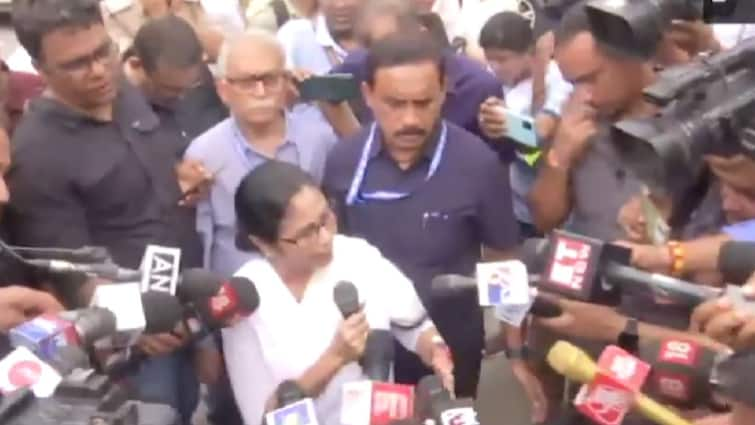 West Bengal CM Mamata Banerjee walks out at Niti Aayog meeting at delhi Mamata Banerjee: நிதி ஆயோக் கூட்டத்தில் பங்கேற்ற மம்தா வெளிநடப்பு: திடீர் திருப்பம்; என்ன நடந்தது?