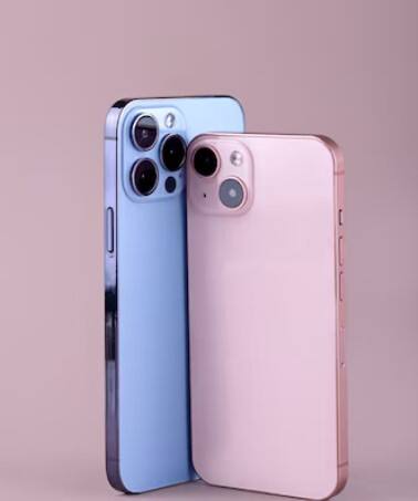 ਜੇਕਰ ਤੁਸੀਂ iPhone ਖਰੀਦਣਾ ਚਾਹੁੰਦੇ ਹੋ ਤਾਂ ਇਹ ਖਬਰ ਤੁਹਾਨੂੰ ਖੁਸ਼ ਕਰ ਦੇਵੇਗੀ। ਐਪਲ ਨੇ ਭਾਰਤ 'ਚ ਆਈਫੋਨ ਦੀਆਂ ਕੀਮਤਾਂ ਘਟਾਈਆਂ ਹਨ। ਆਓ ਤੁਹਾਨੂੰ ਇਸ ਆਰਟੀਕਲ ਵਿੱਚ ਸਾਰੇ ਆਈਫੋਨ ਮਾਡਲਾਂ ਦੀਆਂ ਨਵੀਆਂ ਕੀਮਤਾਂ ਬਾਰੇ ਦੱਸਦੇ ਹਾਂ।