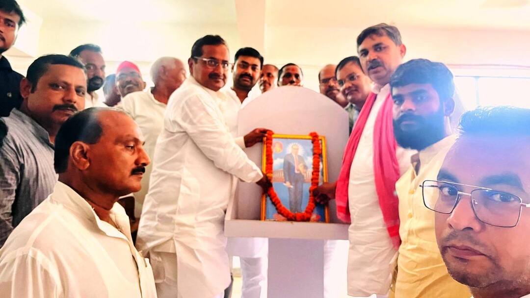 सपा मुख्यालय में स्थापित हुआ संविधान मान स्तंभ, SP नेता बोले- 'PDA के लिए जारी रहेगा संघर्ष' Basti SP headquarters Constitution pillar installed SP leader said PDA struggle continue ann सपा मुख्यालय में स्थापित हुआ संविधान मान स्तंभ, SP नेता बोले- 'PDA के लिए जारी रहेगा संघर्ष'