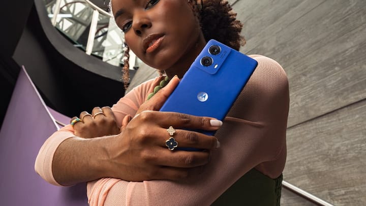 यह फोन कोई और नहीं बल्कि Motorola Edge 50 है जिसकी लॉन्चिंग डेट सामने आ गई है. कंपनी की तरफ से इस फोन को लेकर दावा किया गया है कि यह MIL-810 के साथ दुनिया का सबसे पतला फोन होने वाला है.