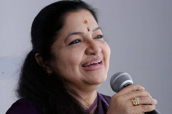 பிரிட்டன் அரசால் கெளரவிக்கப்பட்ட முதல் இந்திய பெண் என்ற பெருமையும் சீன அரசால் பாராட்டப்பட்ட ஒரே இந்திய பாடகர் என்ற பெருமையும் இவரையே சாரும்.