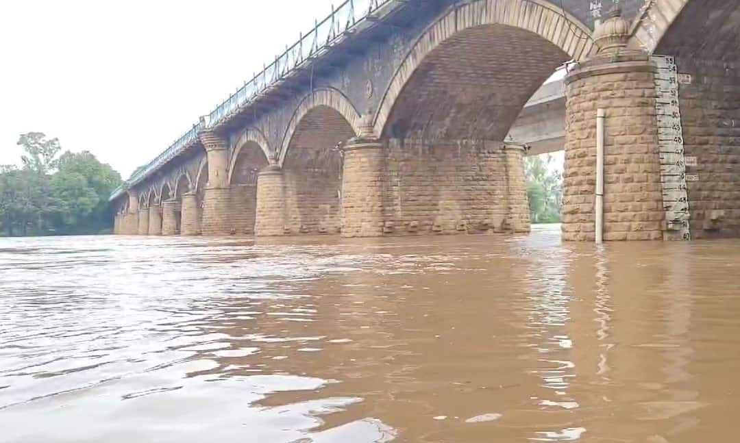Sangli rain news Water level of Krishna river reaches 40 feet warning citizens to be alert कृष्णा नदीची पाणीपातळी 40 फुटांवर, नदीकाठच्या गावांना सतर्कतेचा इशारा, लष्कराची तुकडी सांगलीत दाखल