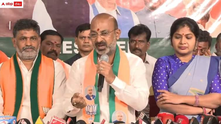 central minister bandi sanjay sensational comments on cm revanth reddy and telangana government Bandi Sanjay: 'బ్రోకర్లకు కమీషన్లు ఇచ్చి అధిక వడ్డీలకు అప్పులు తెస్తున్నారు' - కేసీఆర్ బాటలోనే రేవంత్ అంటూ కేంద్ర మంత్రి బండి సంజయ్ సంచలన వ్యాఖ్యలు