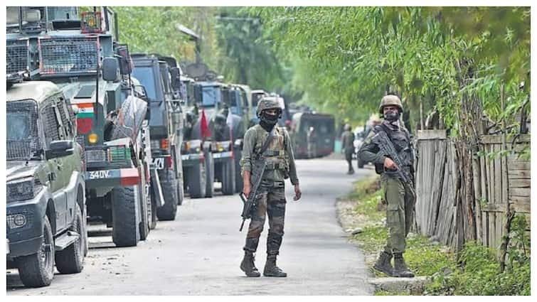 Nefarious activities of terrorists again in Kupwara 3 soldiers injured in encounter, army surrounded the area. कुपवाड़ा में घुसपैठ की बड़ी कोशिश नाकाम, एक पाकिस्तानी आतंकी ढेर, एक जवान भी शहीद