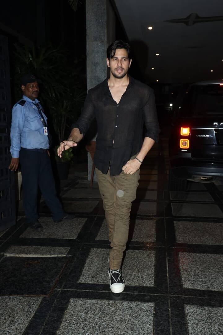 योद्धा एक्टर सिद्धार्थ मल्होत्रा ब्राउन कलर की कार्गो पैंट के साथ ब्लैक शर्ट पहनकर पार्टी में पहुंचे थे. उनके फैशनेबल ब्लैक एंड व्हाइट शूज उन्हे और ज्यादा स्टाइलिश बना रहे थे.