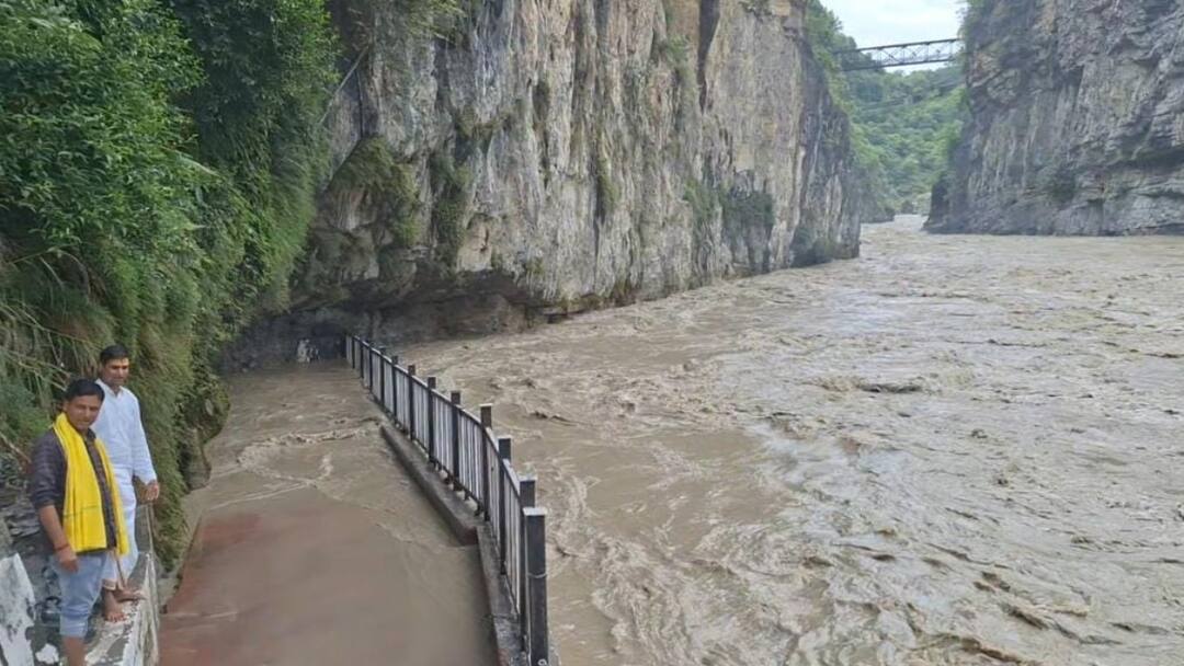 Rudraprayag News: मां अलकनंदा ने किया भगवान भोलेनाथ का जलाभिषेक, खतरे के निशान के करीब पहुंचा नदी का पानी Rudraprayag Rain Water level of Alaknanda river increased Jalabhishek of Koteshwar Mahadev ann Rudraprayag News: मां अलकनंदा ने किया भगवान भोलेनाथ का जलाभिषेक, खतरे के निशान के करीब पहुंचा नदी का पानी