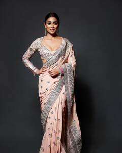 Shriya Saran Photos : என்றும் இளமை ஸ்ரேயாவின் சேலை க்ளிக்ஸ்!