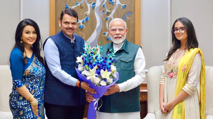 Devendra Fadnavis Meets PM Modi: महाराष्ट्र के डिप्टी सीएम देवेंद्र फडणवीस ने अपनी पत्नी और बेटी के साथ PM मोदी से मुलाकात की. उन्होंने कहा कि पीएम का आशीर्वाद हमेशा महाराष्ट्र के साथ रहा.