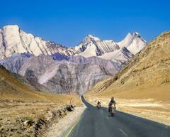 Ladakh Tour: लद्दाख की करनी है सैर तो IRCTC के साथ बनाएं प्लान, खर्च होंगे केवल कुछ हजार रुपये