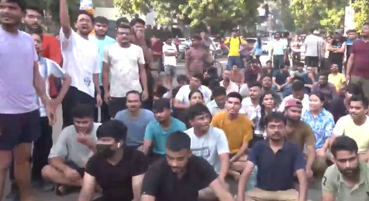 Delhi IAS Aspirants Protest Against Old Rajendra Nagar Coaching Basement Water Incident 3 Students Died  दिल्ली में छात्रों का विरोध प्रदर्शन, ओल्ड राजेंद्र नगर की कोचिंग में पानी घुसने से तीन छात्रों की मौत