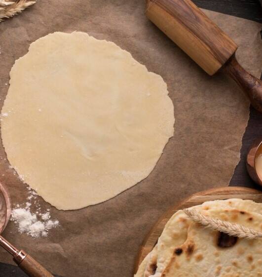 ਰੋਟੀ ਦੇ ਆਟੇ ਨੂੰ ਗੁੰਨਣ ਤੋਂ ਤੁਰੰਤ ਬਾਅਦ ਰੋਟੀ ਨਾ ਬਣਾਓ। ਆਟੇ ਨੂੰ ਗੁੰਨਣ ਤੋਂ ਬਾਅਦ, ਇਸ ਨੂੰ 10 ਤੋਂ 15 ਮਿੰਟ ਲਈ ਆਰਾਮ ਕਰਨ ਦਿਓ। ਰੋਟੀ ਦੇ ਆਟੇ 'ਤੇ ਤੇਲ ਵਾਲੇ ਹੱਥਾਂ ਨੂੰ ਲਗਾਓ ਅਤੇ ਢੱਕ ਕੇ ਦਸ ਮਿੰਟ ਲਈ ਰੱਖ ਦਿਓ।