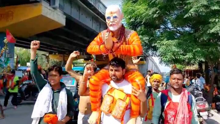 मोदी समर्थक कांवरिया का कहना है कि राम मंदिर निर्माण के बाद ही उन्होंने मोदी के नाम की कावड़ ले जाने की ठान ली थी.