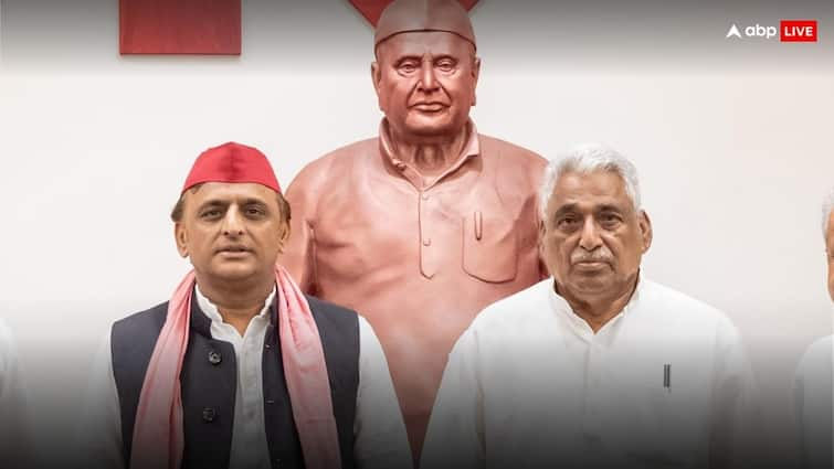 Samajwadi Party Akhilesh yadav Brahmin Strategy for Uttar Pradesh by Mata Prasad Pandey to counter Yogi Adityanath and BJP ब्राह्मण कार्ड से चित होंगे योगी और BJP? माता प्रसाद पांडे को अपनी कुर्सी दे अखिलेश ने एक तीर से साधे दो निशाने