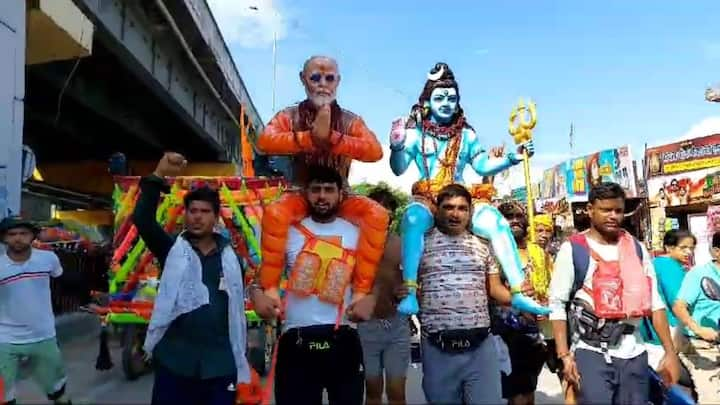 Kanwar Yatra 2024: कांवरियों का दल हरिद्वार से प्रधानमंत्री नरेंद्र मोदी की कांवड लेकर रवाना हुआ. कांवड़ियों के दल के दो भाइयों में से एक ने प्रधानमंत्री की प्रतिमा के साथ जल लेकर रवाना हुआ.