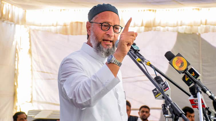 AIMIM chief Asaduddin Owaisi Attacks BJP in telangana rally said ready to support CM Revanth Reddy Asaduddin Owaisi Attacks BJP: 'नौजवानों हौसले बुलंद रखो, बुजदिली करीब न आने दो', आखिर ऐसा क्यों बोल गए असदुद्दीन ओवैसी