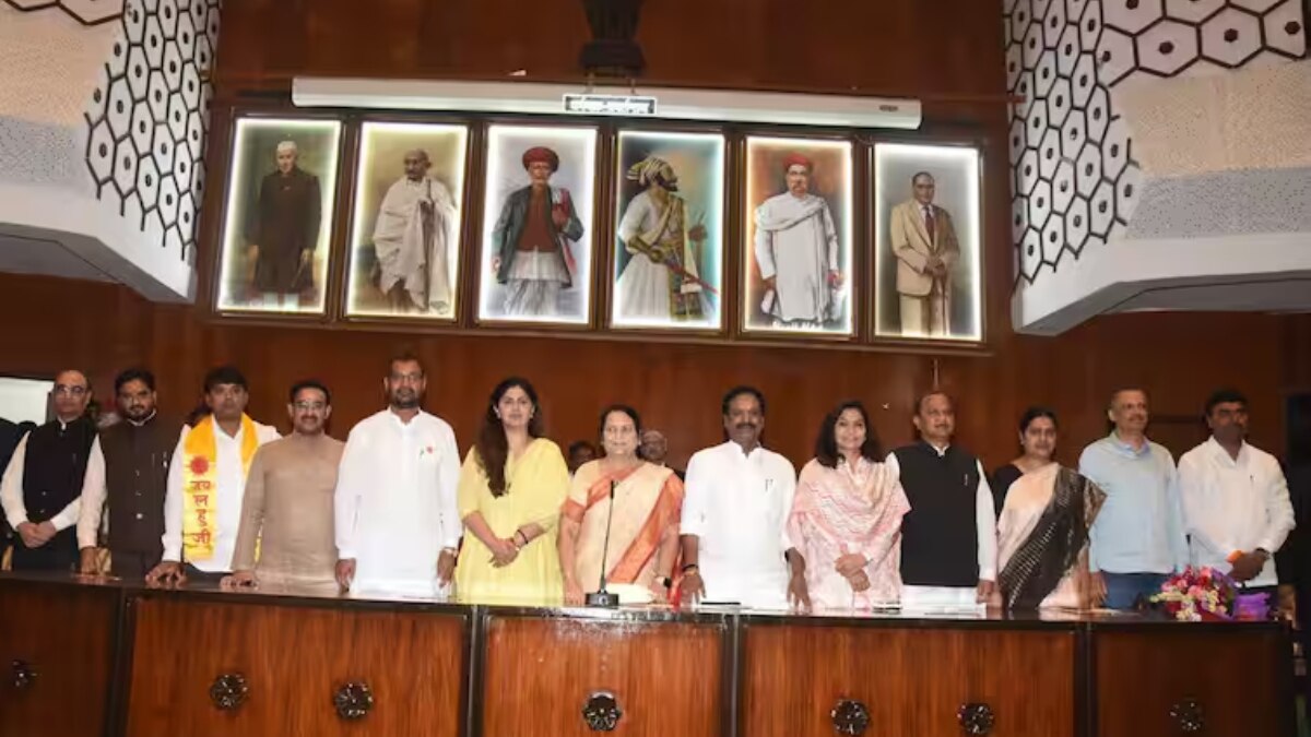 MLC Oath Ceremony: पंकजा मुंडे, सदाभाऊ, मिलिंद समेत महाराष्ट्र विधान परिषद के लिए निर्वाचित 11 एमएलसी ने ली शपथ