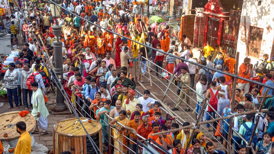 Varanasi Kashi Vishwanath Temple Devotees Entry a single line from different entry gates ANN सोमवार को बाबा विश्वनाथ के दर्शन करने से पहले जानें ये नियम, मंदिर प्रशासन ने लिया अहम फैसला