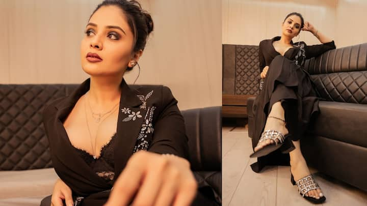 Anchor Sreemukhi Latest Photos : యాంకర్​ శ్రీముఖి సూపర్ స్టన్నింగ్ ఫోటోలను ఇన్​స్టాలో షేర్ చేసింది. బ్లాక్ కలర్​ డీప్​ నెక్​ డ్రెస్​లో హాట్​గా కనిపించింది యాంకర్.