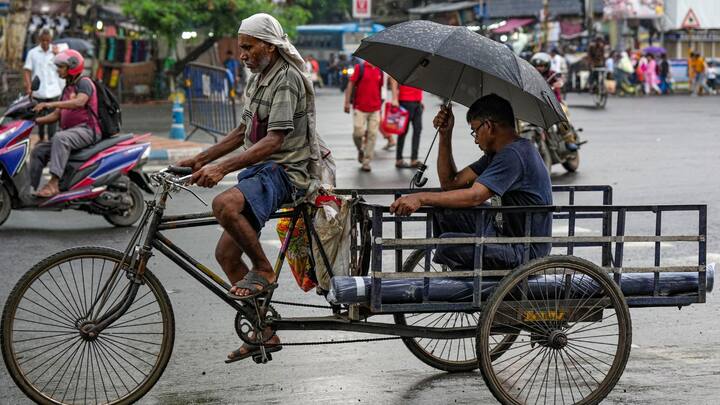 উত্তরবঙ্গের মধ্যে দার্জিলিং, কালিম্পং সহ জলপাইগুড়ি, কোচবিহার, আলিপুরদুয়ার, মালদা, উত্তর ও দক্ষিণ দিনাজপুরে হালকা এবং মাঝারি বৃষ্টির সম্ভাবনা রয়েছে।